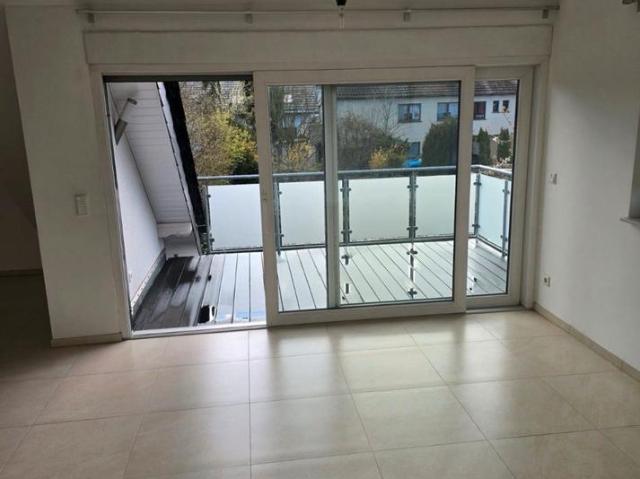Moderne 3 Zimmer Wohnung mit Balkon, Stellplatz und Wallbox
