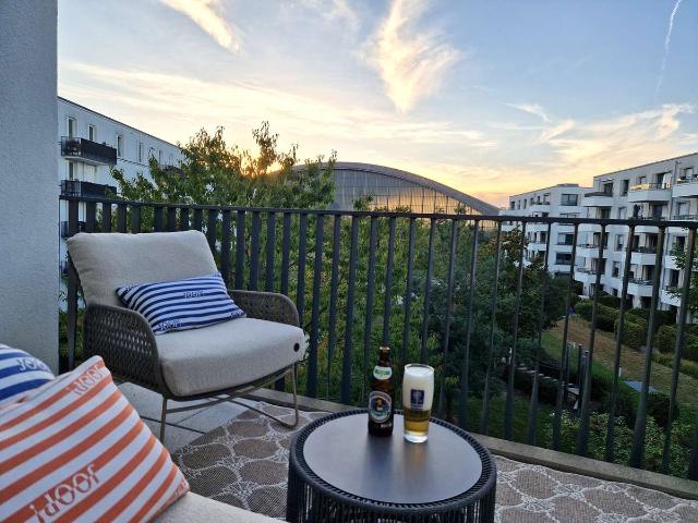 Moderne 3 Zimmer Wohnung mit En Suite Bad & Sonnenuntergangs Balkon