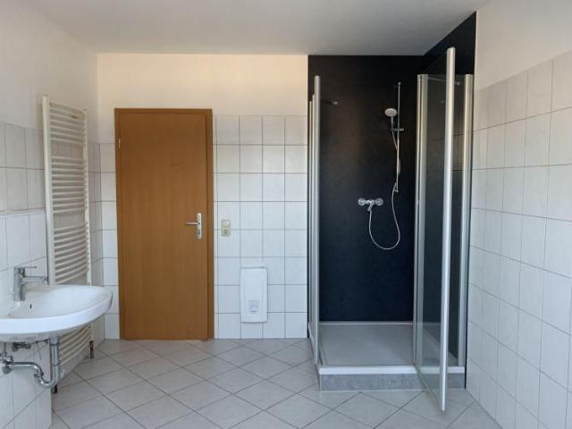 Moderne 3 Zimmer Wohnung mit großem Bad und Stellplatz