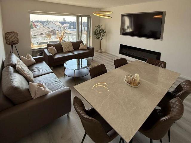 Moderne 3 Zimmer Wohnung mit hochwertiger Einbauküche, Balkon, Aufzug und Stellplatz in Köln Esch