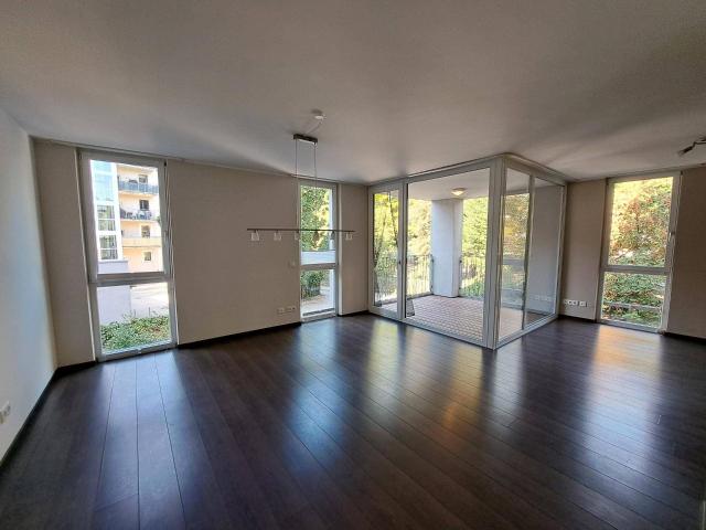Moderne 3 Zimmer Wohnung mit Loggia u. TG Platz