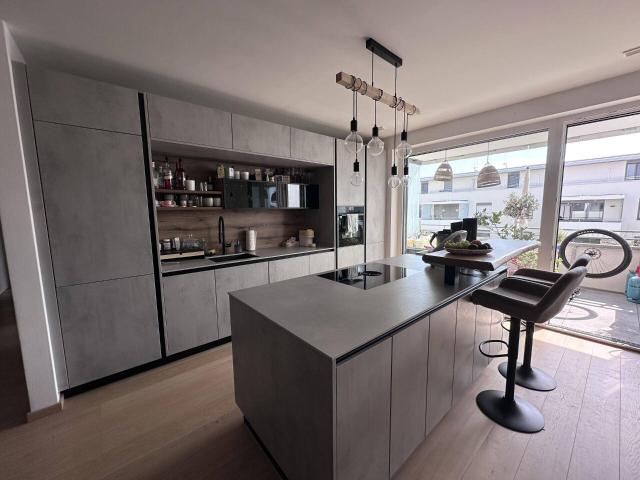 Moderne 3 Zimmer Wohnung mit Loggia und Tiefgaragenstellplatz!