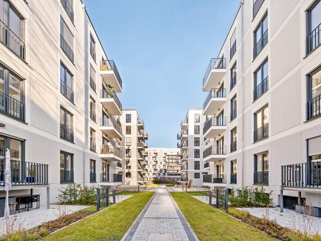 Moderne 3 Zimmer Wohnung: Stilvoller Neubau in attraktiver Lage mit Einbauküche und Balkon