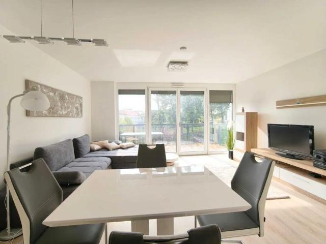 — Moderne 3 Zimmerwohnung inkl. Balkon + 2 Garagenplätze!