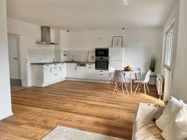 Moderne 3 Zimmerwohnung mit Balkon, EBK & Stellplatz