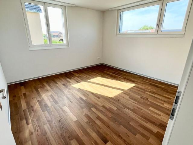 Moderne 4.5 Zi. Wohnung, hochwertiger Ausbaustandard, Blick ins Grüne