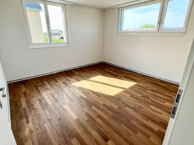 Moderne 4.5 Zi. Wohnung, hochwertiger Ausbaustandard, Blick ins Grüne