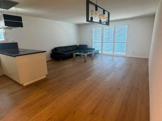 Moderne 4.5 Zimmerwohnung mit Bastelraum und grossem Balkon