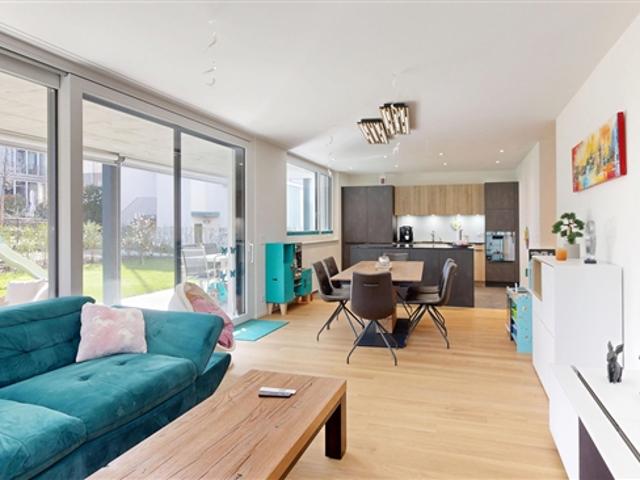 Moderne 4.5 Zimmer Gartenwohnung mit Einstellhallenplatz