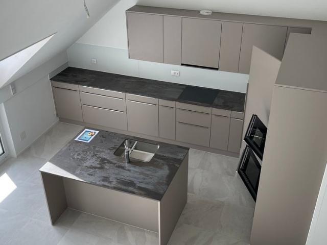 Moderne 4.5 Zimmer Dachwohnung mit Galerie und gedecktem Balkon