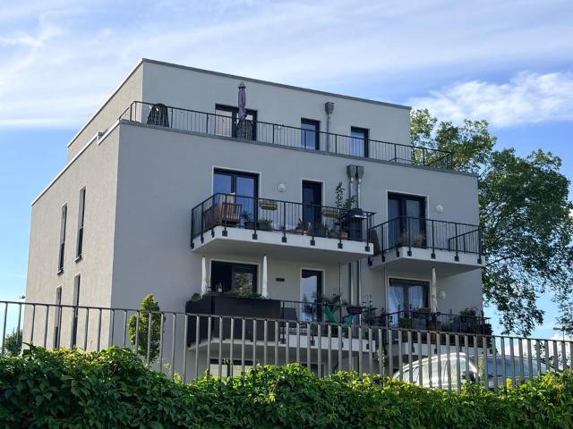 Moderne 4,5 Zimmer Etagenwohnung mit zwei Eingängen in Wassernähe
