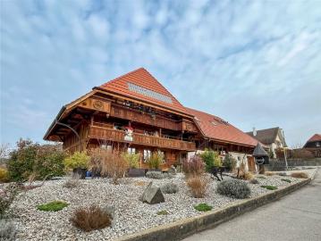 Moderne 4.5 Zimmer Wohnung in charmantem Bauernhaus