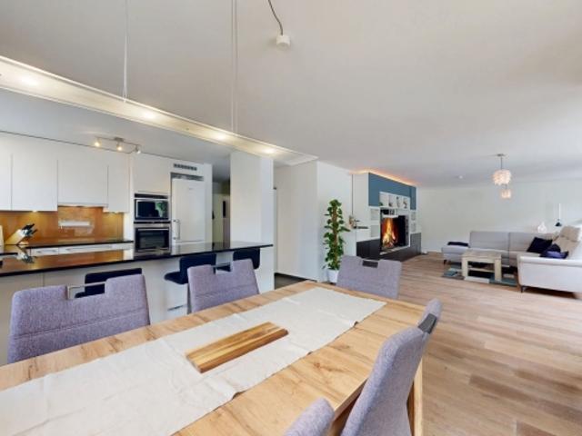 Moderne 4.5 Zimmer Wohnung mit Balkon und zwei Einstellhallenplätzen