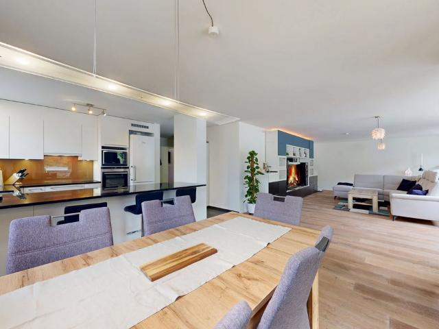 Moderne 4.5 Zimmer Wohnung mit Balkon und zwei Einstellhallenplätzen