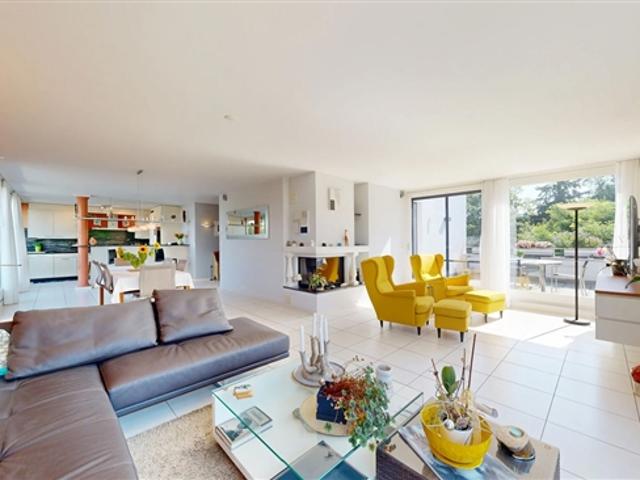 Moderne 4.5 Zimmer Wohnung mit grosszügiger Dachterrasse und Garage