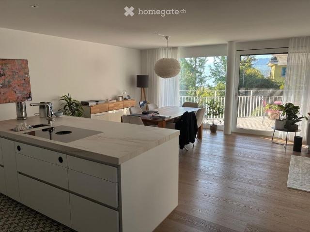 Moderne 4.5 Zimmer Wohnung mit grossem Balkon und See /Bergsicht in Uetikon am See