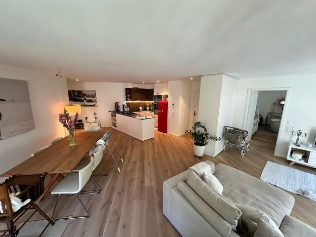 Moderne 4.5 Zimmer Wohnung mit grossem Gartensitzplatz in Forch – Minergie zertifiziert