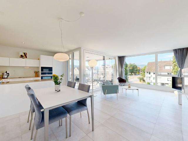 Moderne 4.5 Zimmer Wohnung mit Einstellhallenplatz
