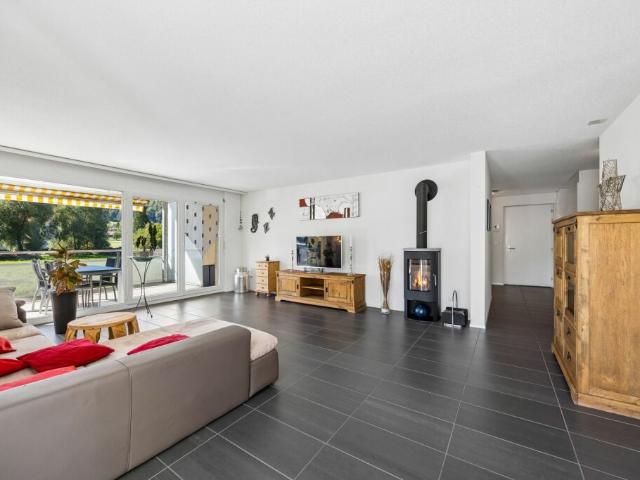Moderne 4.5 Zimmer Wohnung mit schöner Aussicht ins Grüne