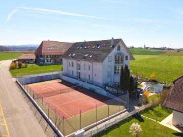 Moderne 4.5 Zimmer Wohnung mit Pool, Tennisplatz & hochwertigem Ausbau