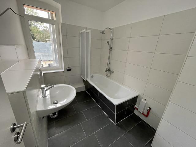 moderne 4 Raum Wohnung mit Balkon, Bad mit Wanne in Gera Pforten!