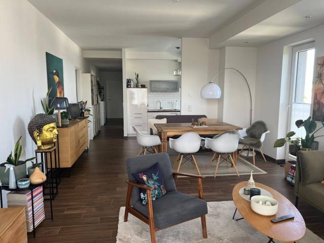 Moderne 4 Raum Wohnung mit Balkon und zwei Bädern
