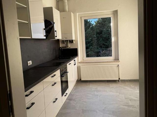 moderne 4 Raum Wohnung mit Einbauküche