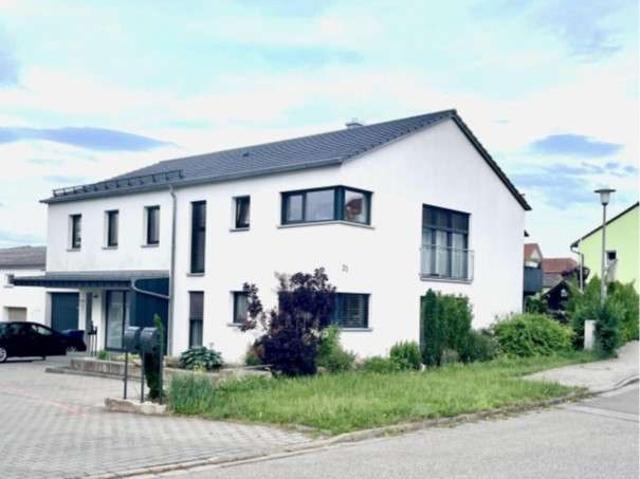 Moderne 4 Zimmer Obergeschosswohnung mit großem Balkon in 92342 Großberghausen