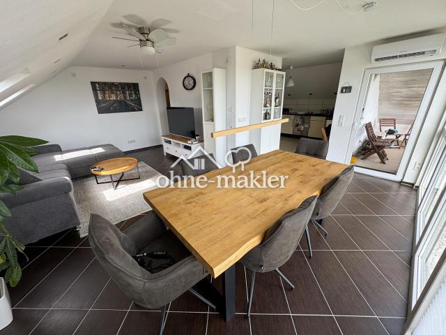 Moderne 4 Zimmer Dachgeschosswohnung mit Klimaanlage, Whirlpool, Balkon und Carport
