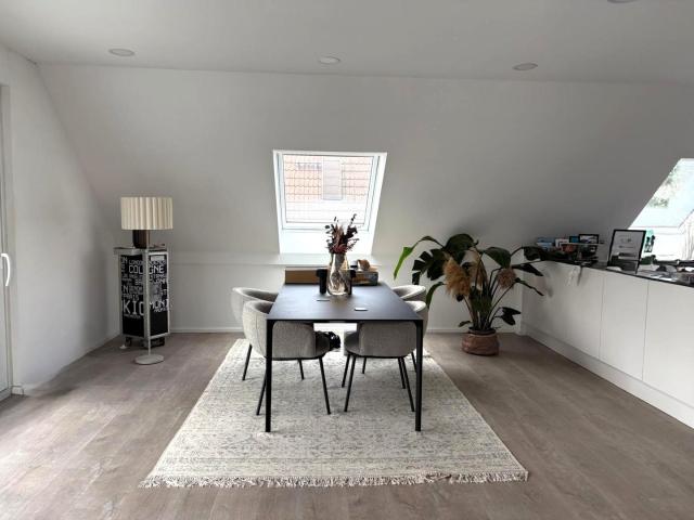 Moderne 4 Zimmer Dachgeschosswohnung mit Loggia, TG Stellplatz & Wallbox – Energieklasse A