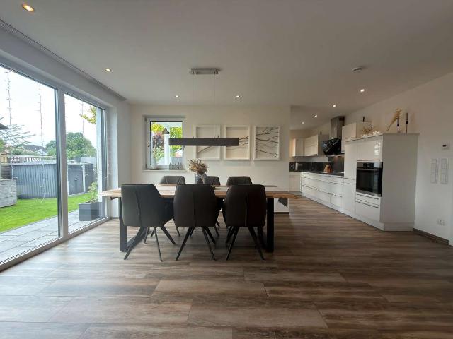 Moderne 4 Zimmer Eigentumswohnung mit großem Garten, Terrasse & Tiefgaragenstellplatz in Elsen