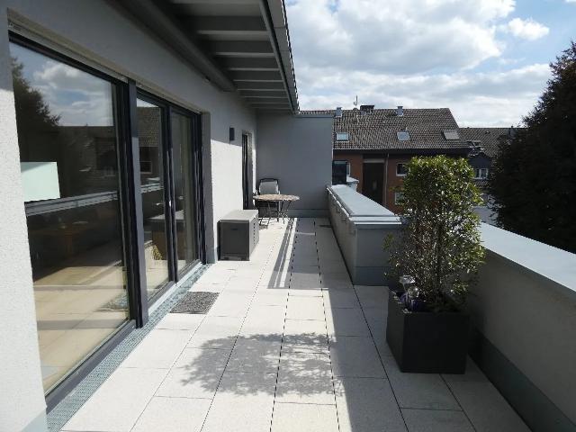 Moderne 4 Zimmer Penthouse Wohnung mit Einbauküche, Aufzug und großer Dachterrasse