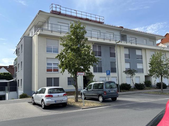 Moderne 4 Zimmer Whg. im 2. OG mit großem Balkon