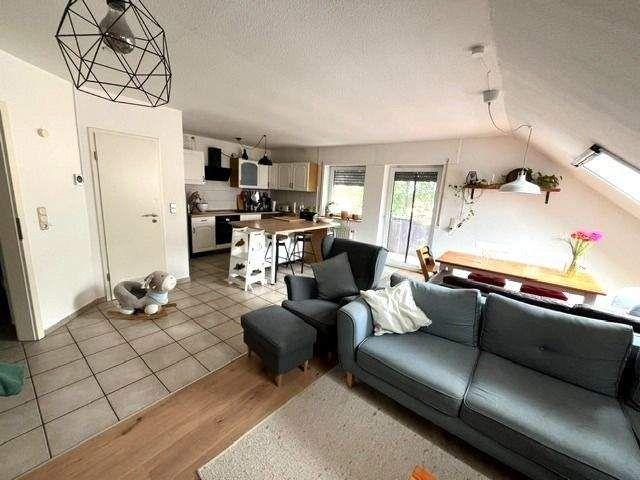 Moderne 4 Zimmer Wohnung, Balkon, Garage in 2 Familienhaus!