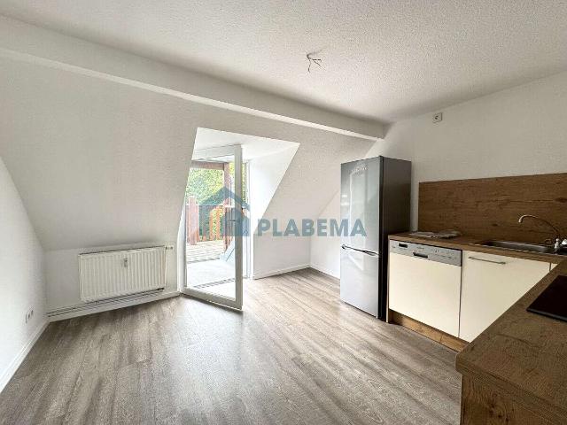 Moderne 4 Zimmer Wohnung im Dachgeschoss mit Balkon, Einbauküche und Stellplatz zu vermieten