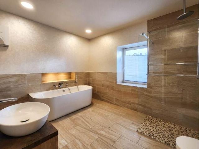 Moderne 4 Zimmer Wohnung in Damflos