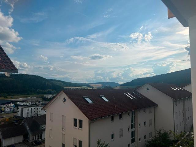 Moderne 4 Zimmer Wohnung mit Balkon und Garage privat