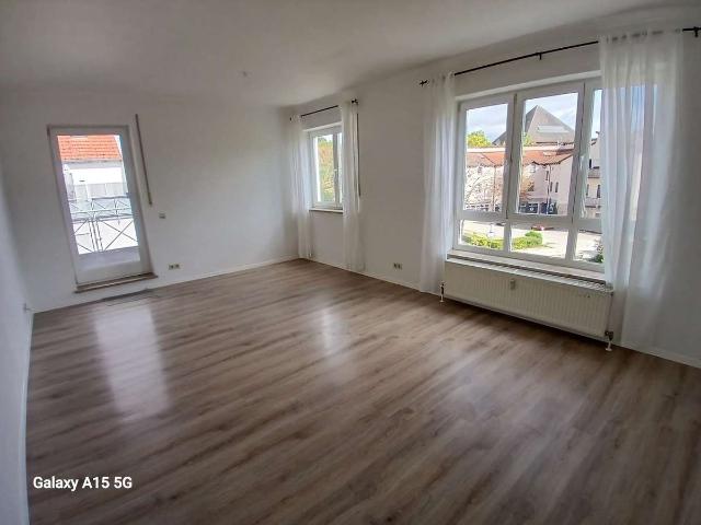 Moderne 4 Zimmer Wohnung mit Balkon, Einbauküche & Tiefgaragenstellplatz in Ihrlerstein
