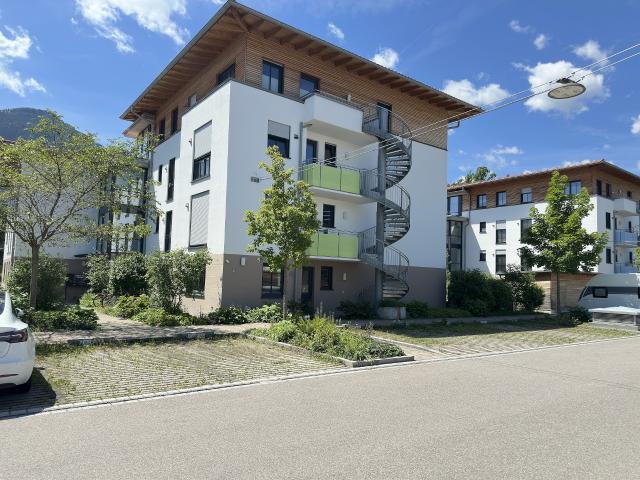 Moderne 4 Zimmer Wohnung mit Bergblick, zwei Bädern & zwei Tiefgaragenstellplätzen