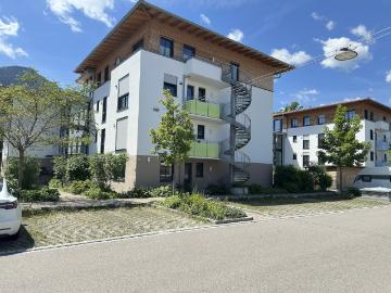 Moderne 4 Zimmer Wohnung mit Bergblick, zwei Bädern & zwei Tiefgaragenstellplätzen