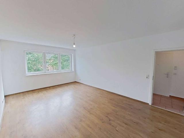 Moderne 4 Zimmer Wohnung mit Wannenbad, Gäste WC und sonnigem BALKON