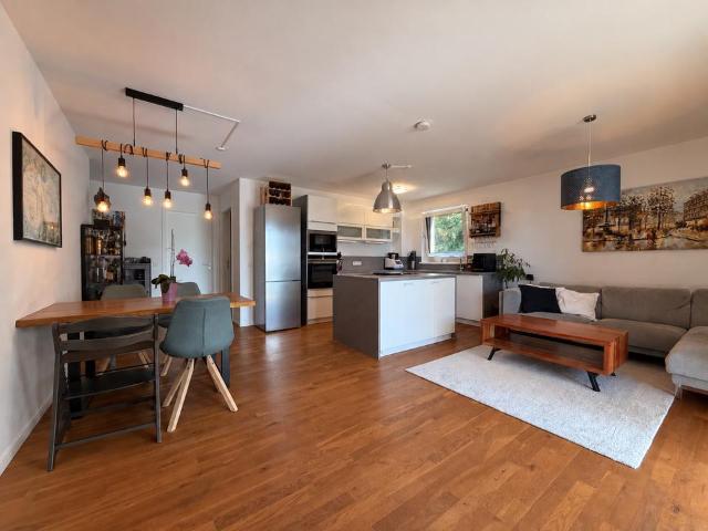 Moderne 4 Zimmer Wohnung mit Wintergarten, EBK & 2 Stellplätzen