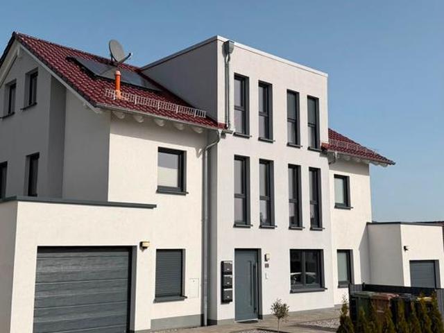 Moderne 4 Zimmer Wohnung mit zwei Balkonen in Baunatal Großenritt