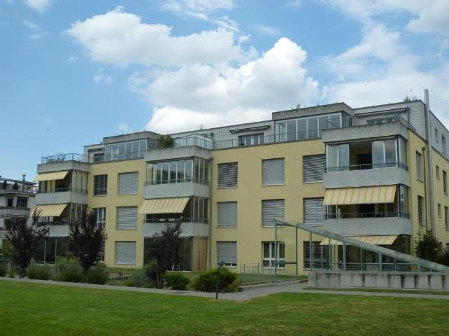 Moderne 5.5 Zimmer Attika Wohnung mit verglastem Balkon & Terrasse
