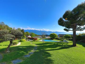Moderne 5,5 Zimmer Wohnung mit herrlichem Seeblick und privatem Pool