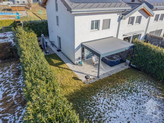 Moderne 6 Zimmer Villa mit schönen Aussenbereichen
