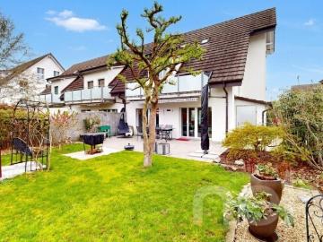 Modernes 5.5 Zimmer Reiheneckhaus mit Garten in Aristau
