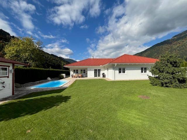 Modernes 6 Zimmer Haus mit Pool und Sauna in Treffen