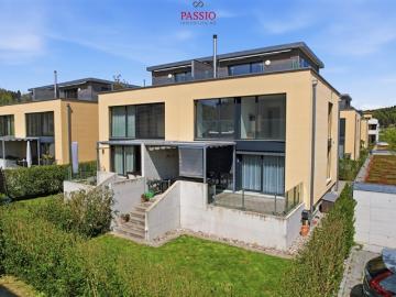 Modernes 6.5 Zimmer Doppeleinfamilienhaus mit Dachterrasse und Garten