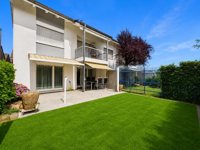 Modernes 6.5 Zimmer Eckhaus mit sonnigem Garten in begehrter Wohnlage